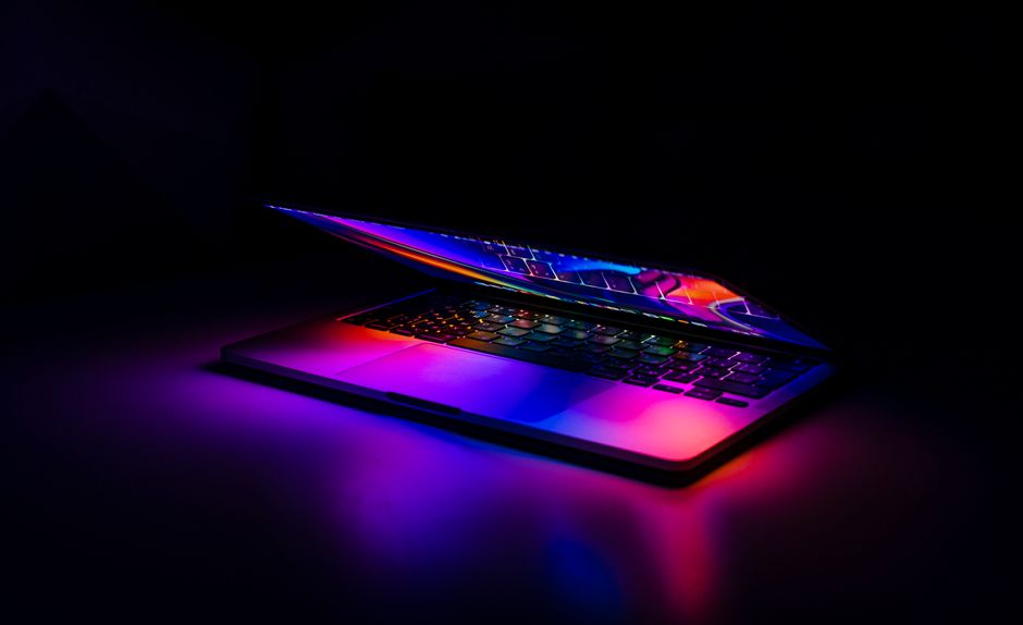 MacBook s obojenim odrazima svjetla