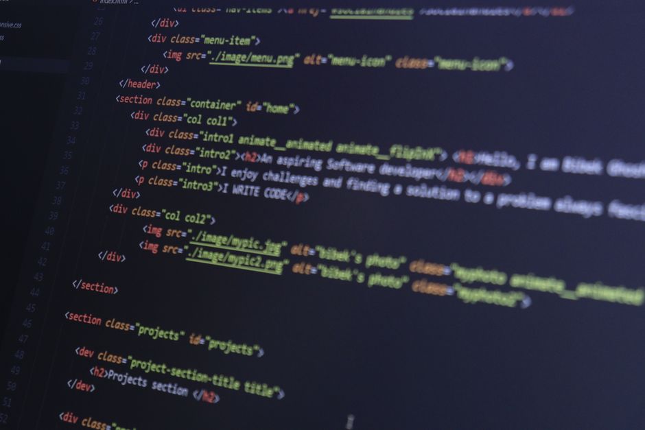 HTML i CSS kod na monitoru, web razvoj